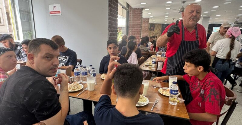 Bir Tabak Yemek, Yüzlerce Çocuğun Yüzünde Tebessüm Oldu