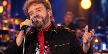 ATTİLA ATASOY 53 YILLIK SAHNE KARİYERİNE VEDA ETTİ